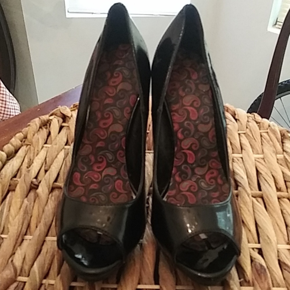 Patent leather peep-toe heel